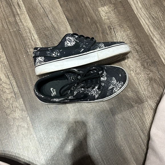 Nike sneakers - Picture 3 of 3